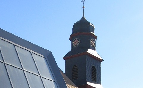 Ev. Gemeindehaus Dolgesheim Fassade und Kirchturm